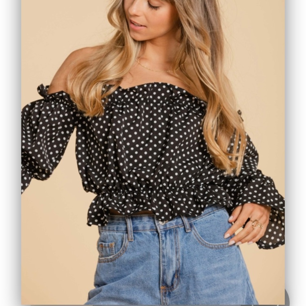 WOMANCE Off shoulder top w/ Polka dots